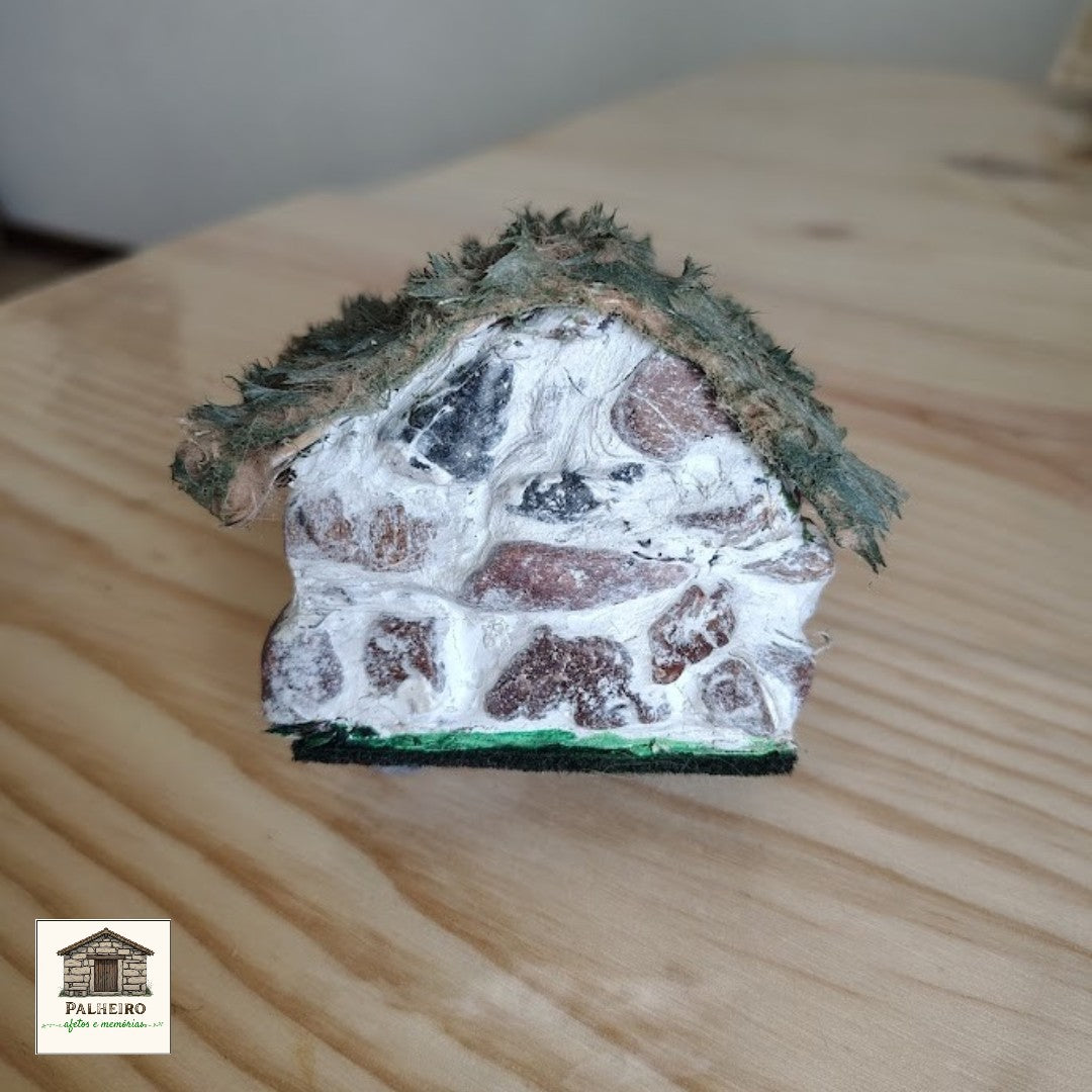 Casinha em Pedra, Madeira e Tecido 8 cm – Arte Rústica com Alma