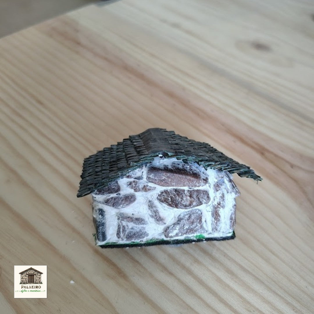 Casinha em Pedra e Madeira 5 cm – Arte Rústica com Alma
