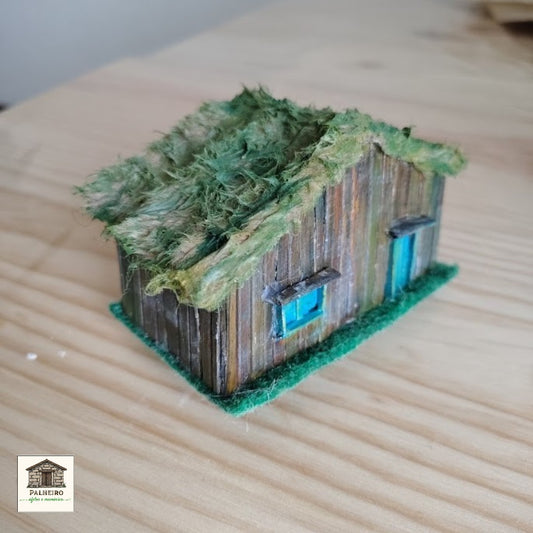Casinha em Madeira e Tecido 7,5 cm – Arte Rústica com Alma