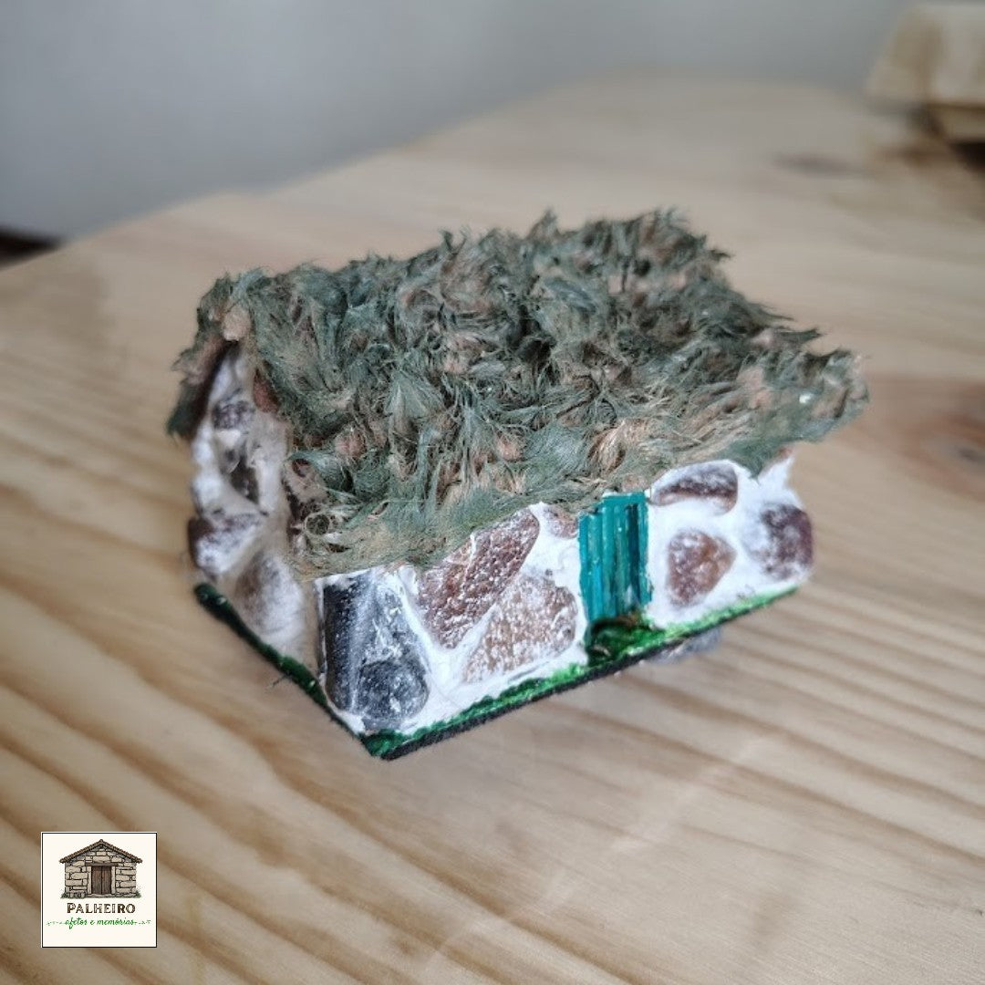 Casinha em Pedra, Madeira e Tecido 8 cm – Arte Rústica com Alma