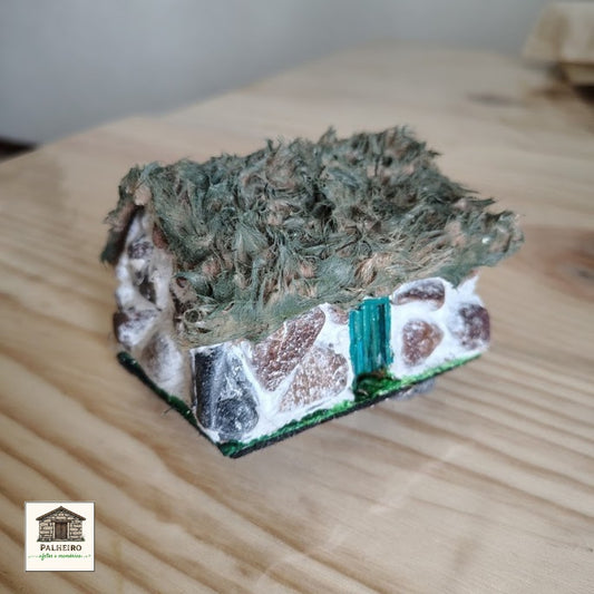 Casinha em Pedra, Madeira e Tecido 8 cm – Arte Rústica com Alma