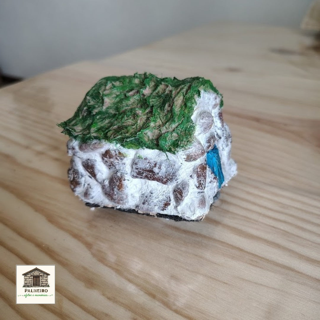 Casinha em Pedra, tecido e madeira 6,5 cm – Arte Rústica com Alma