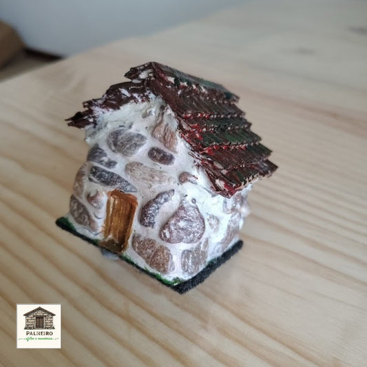 Casinha em Pedra e Madeira 7 cm altura x 7,5 cm largura – Arte Rústica com Alma