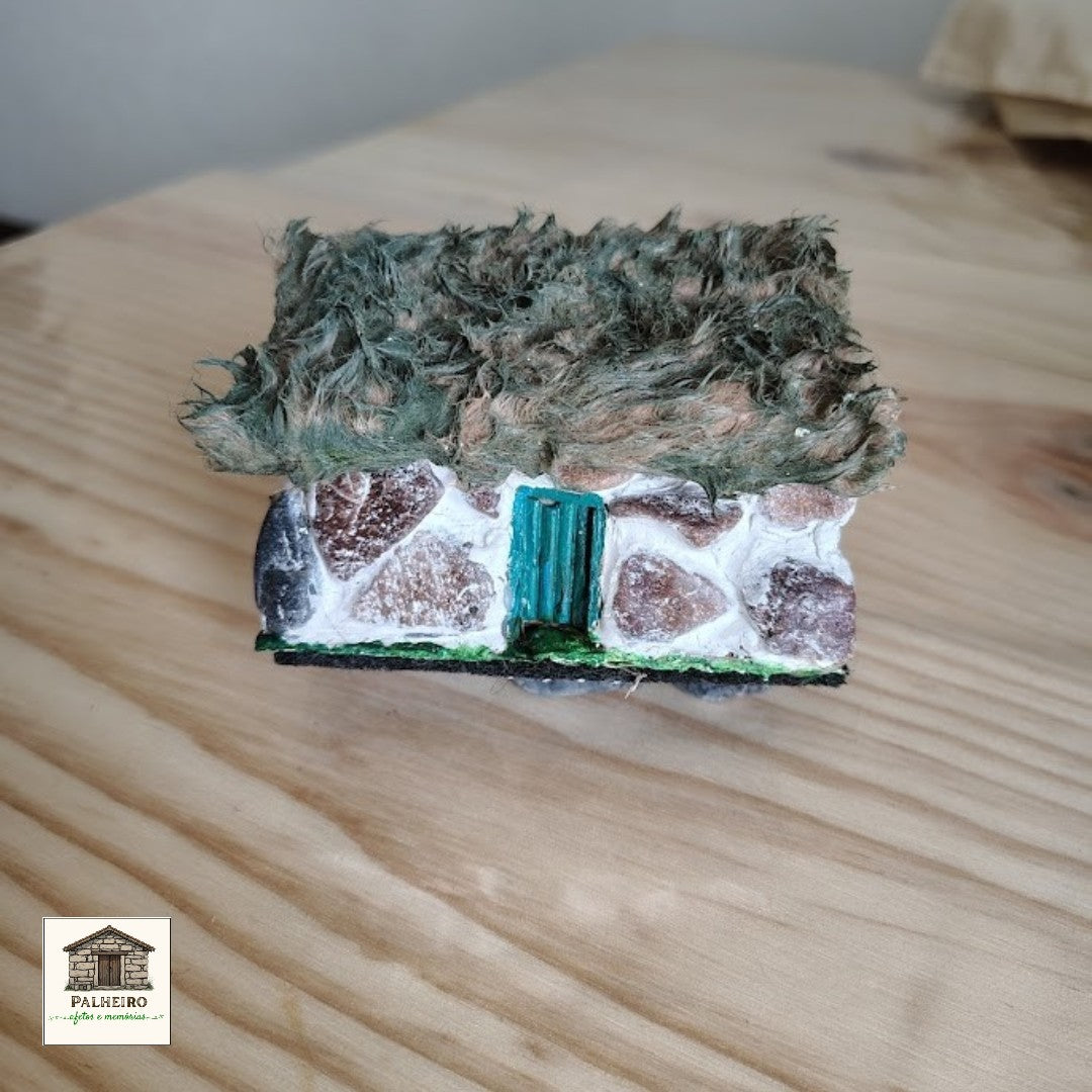 Casinha em Pedra, Madeira e Tecido 8 cm – Arte Rústica com Alma