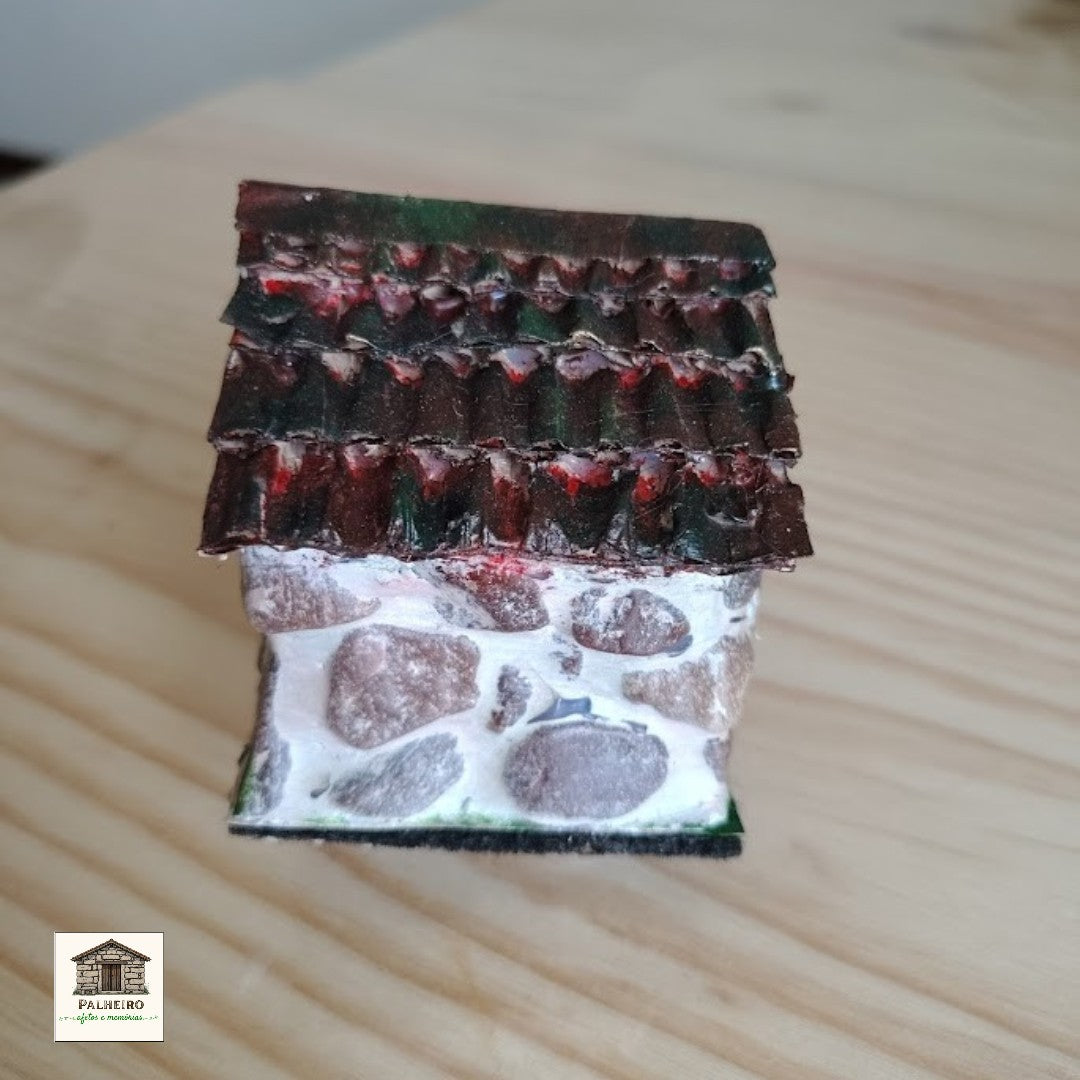 Casinha em Pedra e Madeira 7 cm altura x 7,5 cm largura – Arte Rústica com Alma