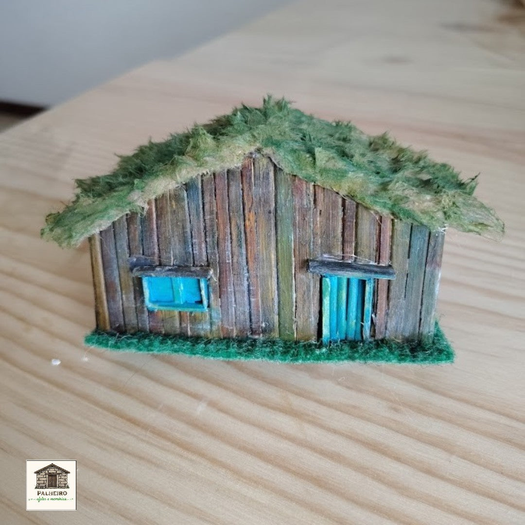 Casinha em Madeira e Tecido 7,5 cm – Arte Rústica com Alma